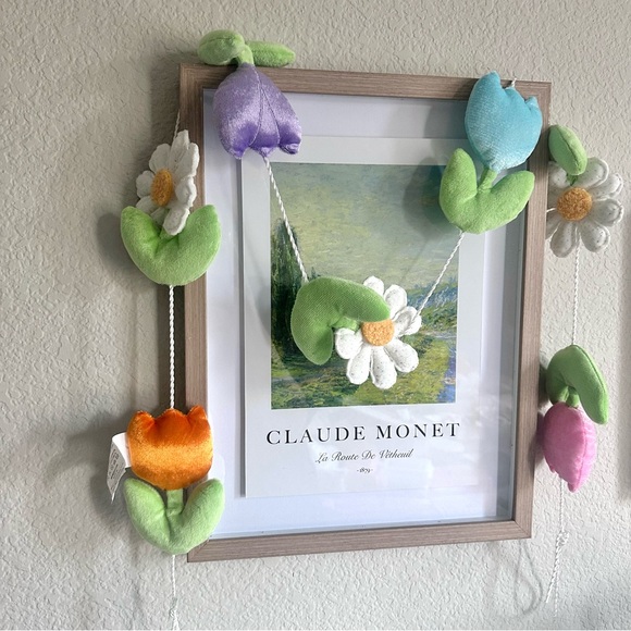 Tulip and Daisy Garland Decor - Picture 4 of 6